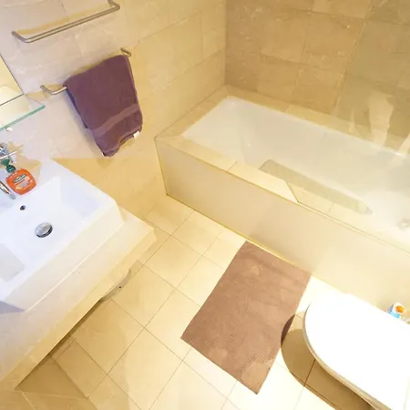 A One-bedroom Cook شقة